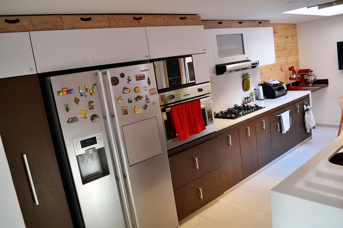 Cocina integral moderna con acabados en blanco mate y madera natural